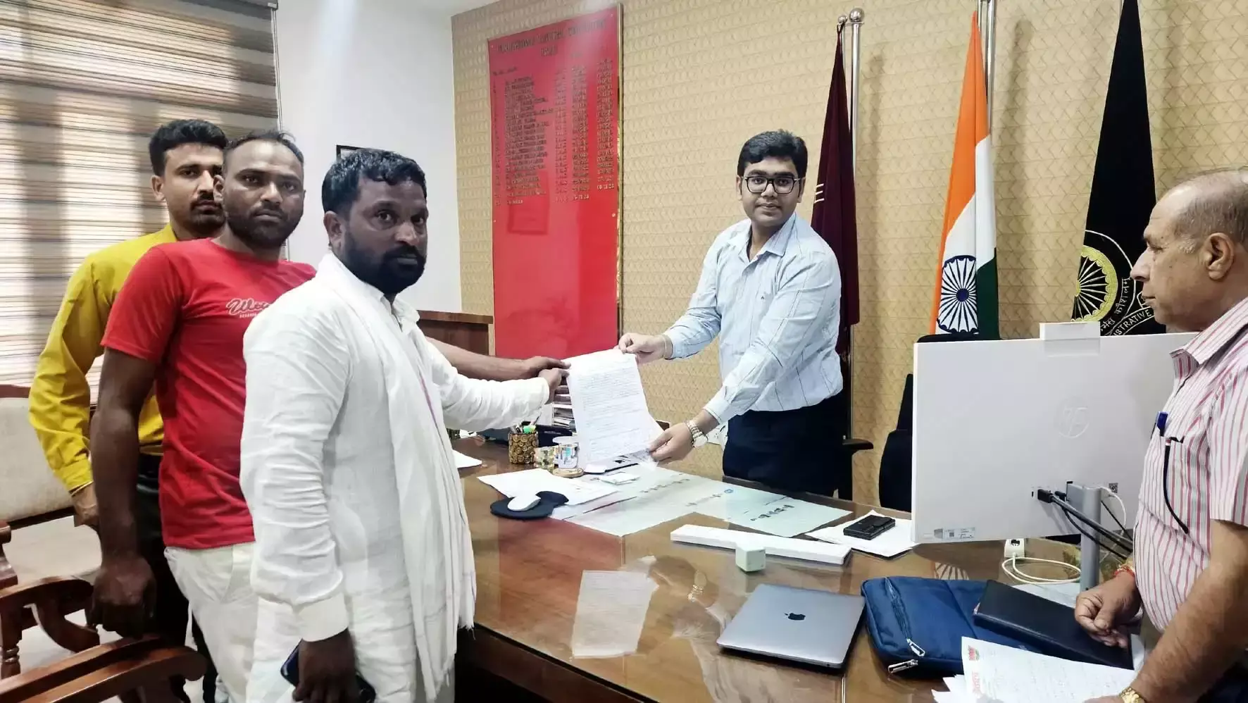 Hisar: अंबेडकर भवन के निर्माण के लिए मेयर को ज्ञापन सौंपा गया Hisar: अंबेडकर भवन के निर्माण के लिए मेयर को ज्ञापन सौंपा गया