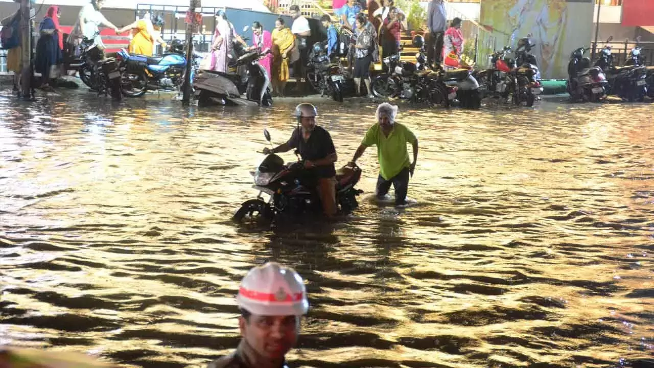 Telangana: हैदराबाद में भारी बारिश से सामान्य जनजीवन प्रभावित