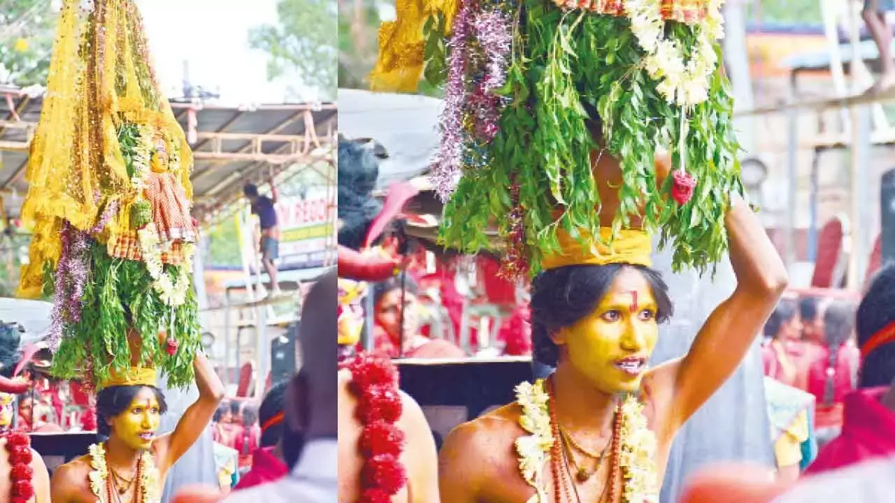 Telangana: दो सप्ताह बीत जाने के बाद भी बोनालू शहर के मंदिरों को धन नहीं मिल रहा है Telangana: दो सप्ताह बीत जाने के बाद भी बोनालू शहर के मंदिरों को धन नहीं मिल रहा है