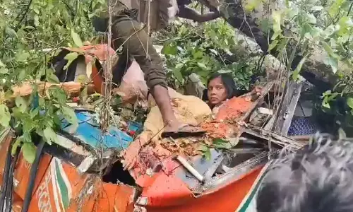 बाराबंकी में पेड़ से कुचली बस में फंसी महिला दर्द से कराह रही है बाराबंकी में पेड़ से कुचली बस में फंसी महिला दर्द से कराह रही है