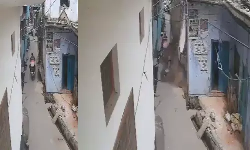 अमरोहा में बाइक सवार पर गिरी दीवार, दृश्य देख लोग हुए हैरान