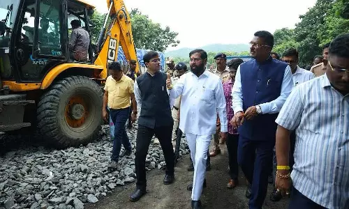 एकनाथ शिंदे ने ठाणे के घोड़बंदर रोड पर गड्ढों की मरम्मत का निरीक्षण किया