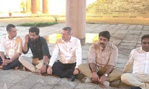 अनधिकृत निर्माण विधेयक पारित होने के बाद Goa विधानसभा के बाहर विपक्ष का विरोध प्रदर्शन