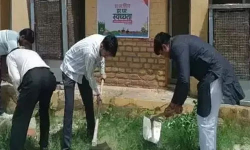 Narnail: परिषद कार्यालय में नारनौल के कर्मचारियों ने सफाई अभियान चलाया