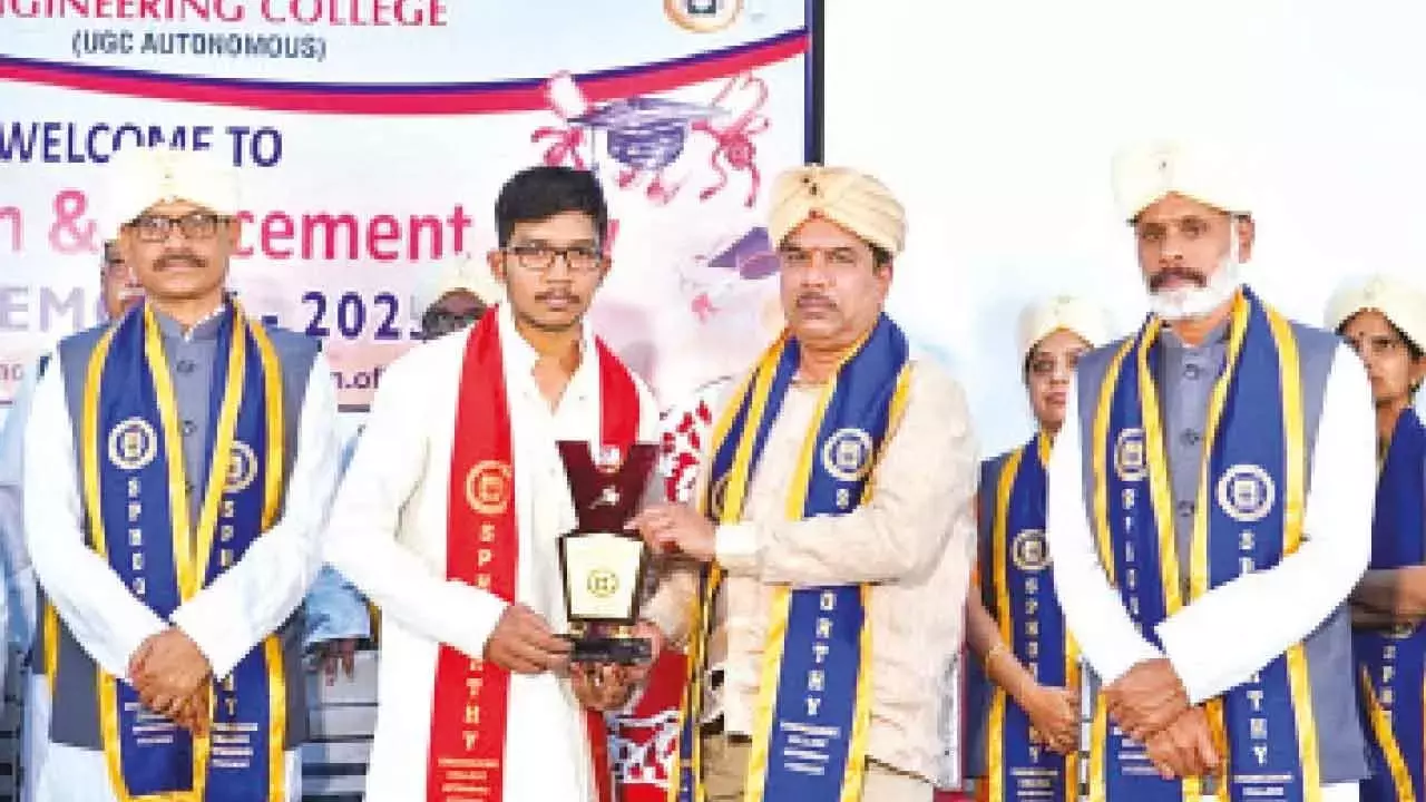 Telangana: स्फूर्ति इंजीनियरिंग कॉलेज ने प्रेरणादायक स्नातक दिवस 2025 का आयोजन किया Telangana: स्फूर्ति इंजीनियरिंग कॉलेज ने प्रेरणादायक स्नातक दिवस 2025 का आयोजन किया
