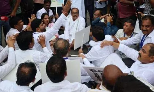 दादर में सड़क जाम, भाजपा के खिलाफ नारेबाजी दादर में सड़क जाम, भाजपा के खिलाफ नारेबाजी