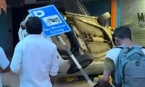 Curchorem में गड्ढों से भरी सड़क के कारण टैक्सी पलटी, चालक घायल