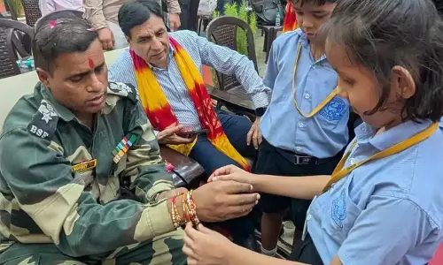 Gurugram: लायंस स्कूल के बच्चों ने बीएसएफ जवानों को राखी बांधकर सम्मानित किया Gurugram: लायंस स्कूल के बच्चों ने बीएसएफ जवानों को राखी बांधकर सम्मानित किया