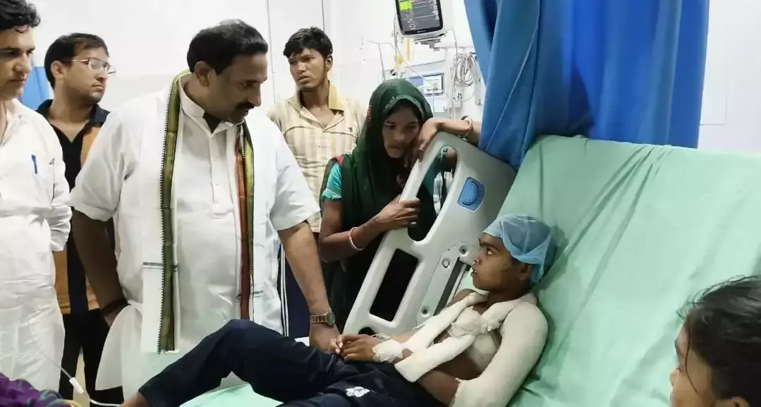 Jaipur: झालावाड़ में स्कूल हादसे के प्रभावित परिवारों से आरएलडी प्रदेश अध्यक्ष ने की मुलाकात Jaipur: झालावाड़ में स्कूल हादसे के प्रभावित परिवारों से आरएलडी प्रदेश अध्यक्ष ने की मुलाकात