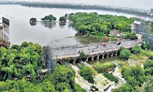 Hussain Sagar लबालब भरा हुआ है.. जलस्तर 513 मीटर तक पहुंचा