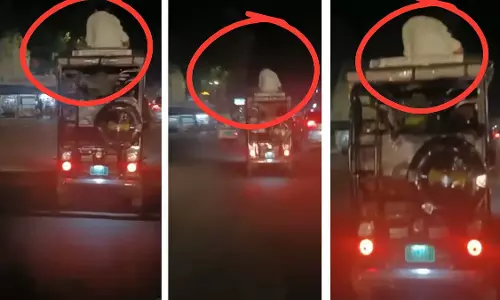 मध्य प्रदेश के उज्जैन में ई-रिक्शा चालक छत पर सवारियां ढोते पकड़ा गया