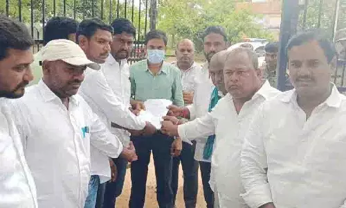 Jagtial: आत्मकूर के ग्रामीणों ने पेद्दावागु रेत खदान के खिलाफ विरोध प्रदर्शन किया Jagtial: आत्मकूर के ग्रामीणों ने पेद्दावागु रेत खदान के खिलाफ विरोध प्रदर्शन किया