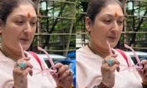 मंदिर दर्शन के बाद पापा के साथ सुनीता आहूजा की नोकझोंक मंदिर दर्शन के बाद पापा के साथ सुनीता आहूजा की नोकझोंक