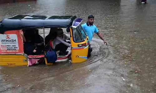 भारी बारिश से Hyderabad में यातायात और दैनिक जीवन अस्त-व्यस्त भारी बारिश से Hyderabad में यातायात और दैनिक जीवन अस्त-व्यस्त
