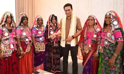 लगचार्ला की बेटी ज्योति ने केटीआर को राखी बांधी लगचार्ला की बेटी ज्योति ने केटीआर को राखी बांधी