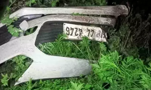 Chamba में कार के खाई में गिरने से एक ही परिवार के 5 लोगों की मौत Chamba में कार के खाई में गिरने से एक ही परिवार के 5 लोगों की मौत