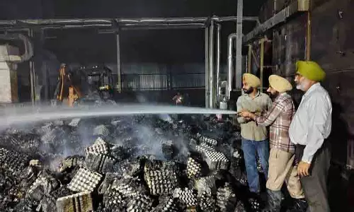 Dera Bassi में ट्रे यूनिट जलकर खाक Dera Bassi में ट्रे यूनिट जलकर खाक