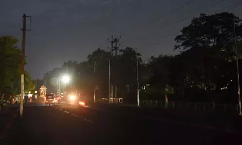 भोपाल में 1,300 स्ट्रीट लाइटें बंद, शिकायतों के बावजूद कार्रवाई नदारद भोपाल में 1,300 स्ट्रीट लाइटें बंद, शिकायतों के बावजूद कार्रवाई नदारद
