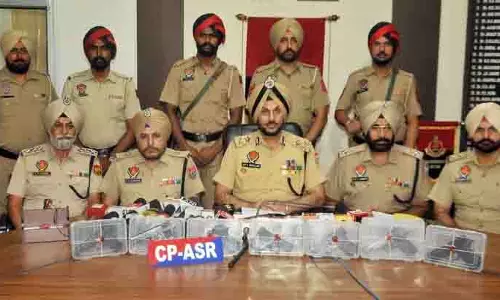 Amritsar पुलिस ने अवैध हथियार रैकेट का भंडाफोड़ किया Amritsar पुलिस ने अवैध हथियार रैकेट का भंडाफोड़ किया