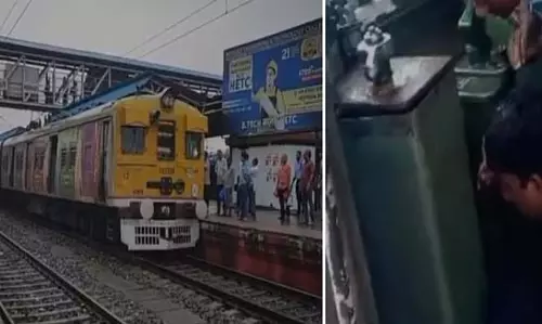 रेलवे कर्मचारी का हाथ फंसने से बर्दवान-हावड़ा लोकल ट्रेन विलंबित