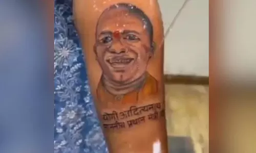 योगी के भक्त ने अपने चेहरे पर प्रधानमंत्री का टैटू बनवाया योगी के भक्त ने अपने चेहरे पर प्रधानमंत्री का टैटू बनवाया