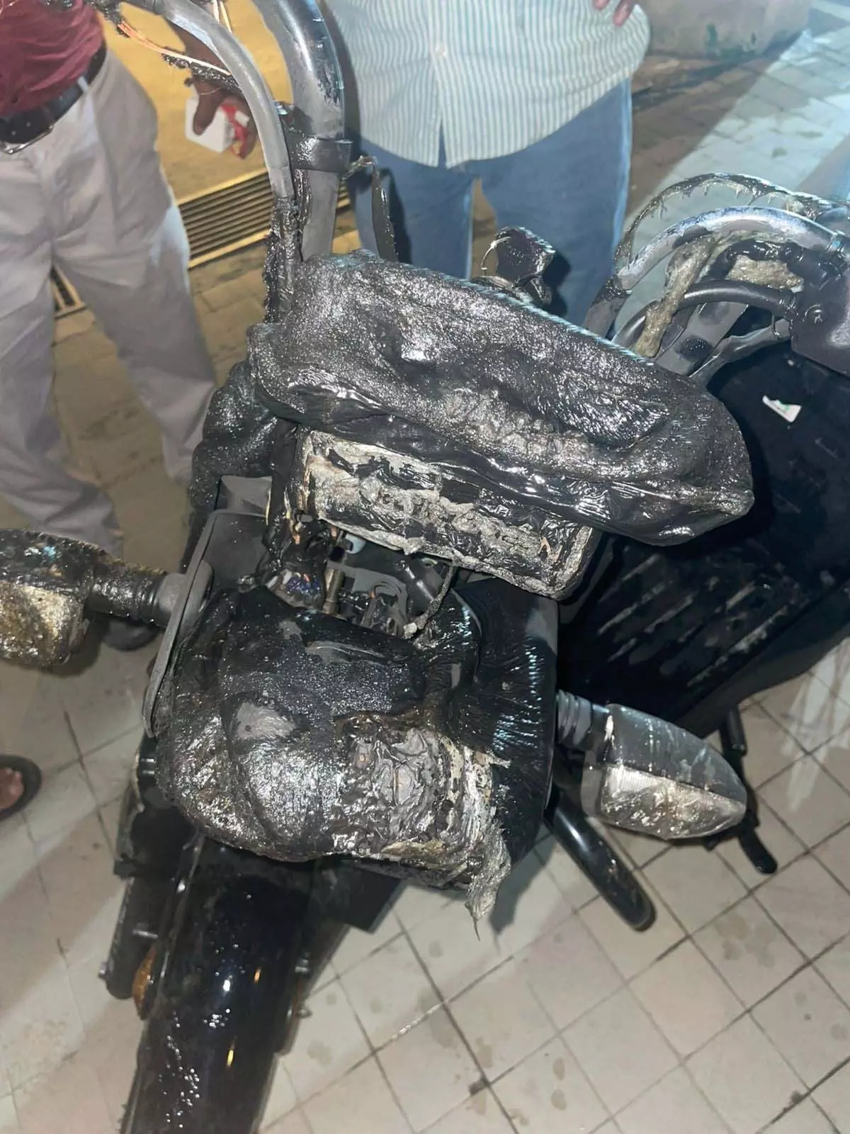 Punjab: ट्रक बिजली के तारों से टकराया, कई वाहनों में लगी आग Punjab: ट्रक बिजली के तारों से टकराया, कई वाहनों में लगी आग
