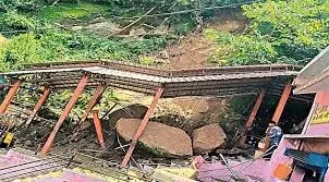 Himachal: मंदिर मार्ग पर गिरी विशाल चट्टान, मंदिर जाने का रास्ता बंद Himachal: मंदिर मार्ग पर गिरी विशाल चट्टान, मंदिर जाने का रास्ता बंद