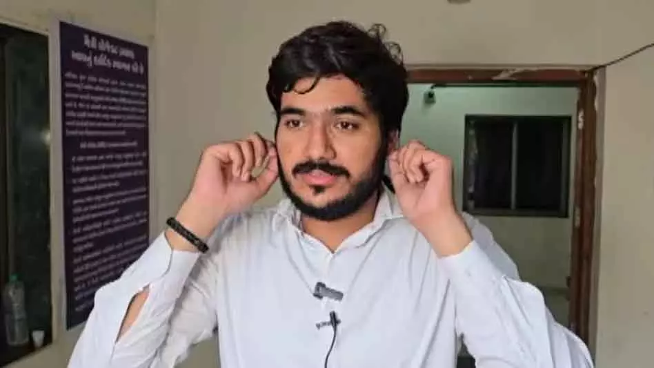 बर्थडे बॉय को उठक-बैठक की सजा, तलवार से केक काटते वीडियो हुआ था वायरल बर्थडे बॉय को उठक-बैठक की सजा, तलवार से केक काटते वीडियो हुआ था वायरल