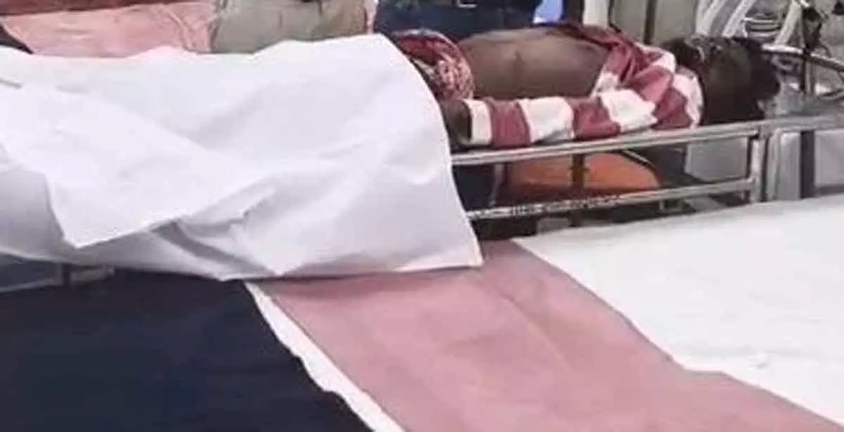 मोबाइल के लिए भिड़े दो दोस्त, एक ने चाकू मारकर दूसरे का किया मर्डर मोबाइल के लिए भिड़े दो दोस्त, एक ने चाकू मारकर दूसरे का किया मर्डर