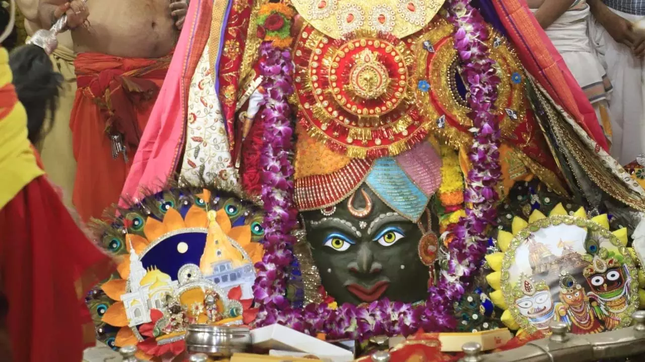 Ujjain :बाबा महाकाल को बांधी गई राखी, लगा सवा लाख लड्डुओं का महाभोग Ujjain :बाबा महाकाल को बांधी गई राखी, लगा सवा लाख लड्डुओं का महाभोग