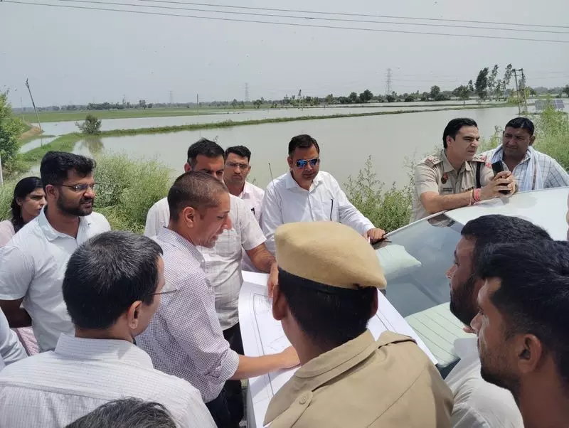 DC ने हिसार के गांवों में बाढ़ प्रभावित क्षेत्रों का निरीक्षण किया DC ने हिसार के गांवों में बाढ़ प्रभावित क्षेत्रों का निरीक्षण किया