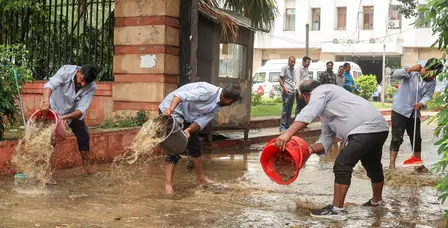 दिल्ली-एनसीआर में भारी बारिश से जलभराव, कई फ्लाइट स्थगित दिल्ली-एनसीआर में भारी बारिश से जलभराव, कई फ्लाइट स्थगित