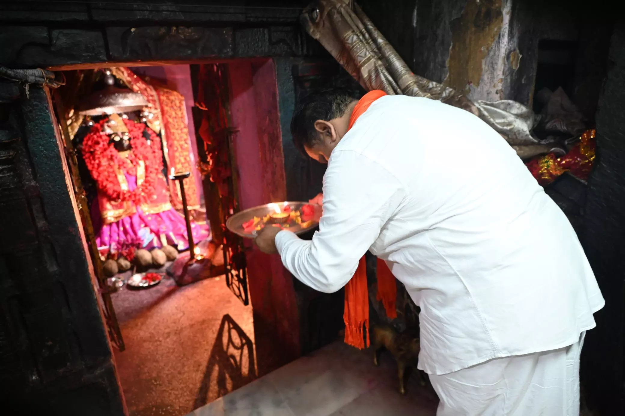 गृहमंत्री विजय शर्मा ने रक्षाबंधन के दिन दन्तेश्वरी माई से आशीर्वाद लिए गृहमंत्री विजय शर्मा ने रक्षाबंधन के दिन दन्तेश्वरी माई से आशीर्वाद लिए