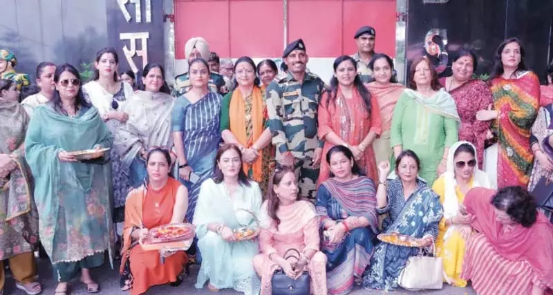 सुचेतगढ़ में बीएसएफ जवानों के साथ मनाया रक्षाबंधन सुचेतगढ़ में बीएसएफ जवानों के साथ मनाया रक्षाबंधन