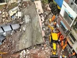Maharashtra: दोपहिया वाहन शोरूम की इमारत ढही, 3 की मौत Maharashtra: दोपहिया वाहन शोरूम की इमारत ढही, 3 की मौत
