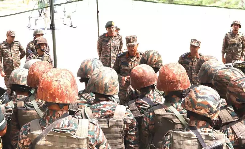 व्हाइट नाइट कोर के जीओसी ने सुंदरबनी सेक्टर में परिचालन तैयारियों की समीक्षा की व्हाइट नाइट कोर के जीओसी ने सुंदरबनी सेक्टर में परिचालन तैयारियों की समीक्षा की