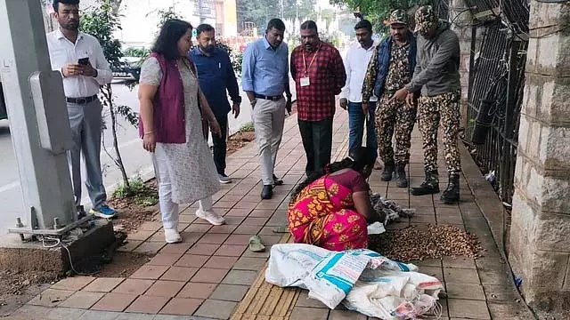 बेंगलुरु: BBMP का अतिक्रमण हटाने का अभियान जारी, कई जगहों पर कर्मचारी तैनात बेंगलुरु: BBMP का अतिक्रमण हटाने का अभियान जारी, कई जगहों पर कर्मचारी तैनात
