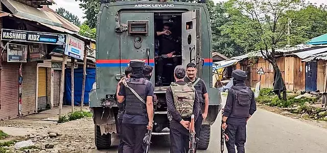 कुलगाम मुठभेड़ 9वें दिन भी जारी, दो जवान शहीद कुलगाम मुठभेड़ 9वें दिन भी जारी, दो जवान शहीद