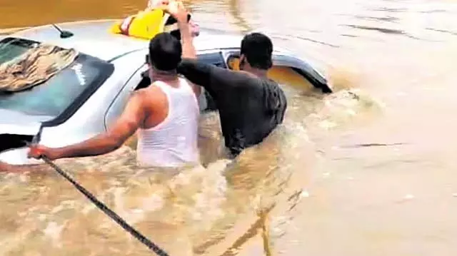 Nalgonda में भारी बारिश से अफरा-तफरी: मूसी नदी उफान पर, सड़कें अवरुद्ध Nalgonda में भारी बारिश से अफरा-तफरी: मूसी नदी उफान पर, सड़कें अवरुद्ध