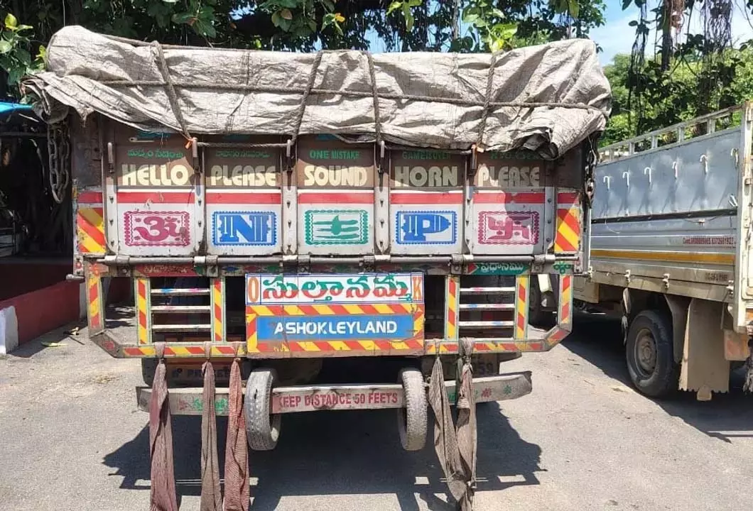 Odisha : नुआपाड़ा में ट्रक ने बाइक को टक्कर मारी, सेना के कांस्टेबल समेत दो की मौत Odisha : नुआपाड़ा में ट्रक ने बाइक को टक्कर मारी, सेना के कांस्टेबल समेत दो की मौत