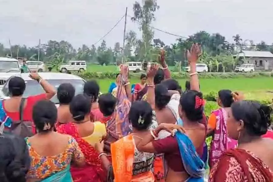 TMC समर्थकों ने हिंसा प्रभावित कूचबिहार में भाजपा विधायकों के दौरे का विरोध किया TMC समर्थकों ने हिंसा प्रभावित कूचबिहार में भाजपा विधायकों के दौरे का विरोध किया