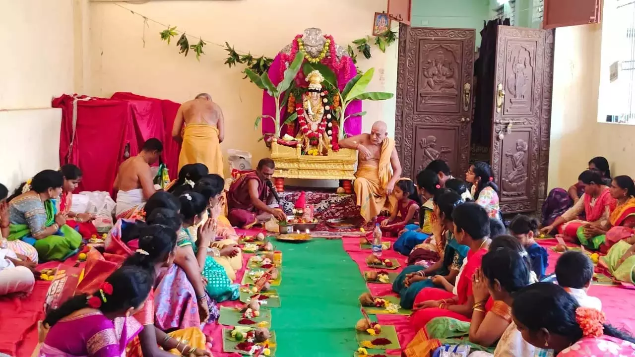 Nellore जिले में भक्ति-भव्यता के साथ वरलक्ष्मी व्रतम पूजा Nellore जिले में भक्ति-भव्यता के साथ वरलक्ष्मी व्रतम पूजा