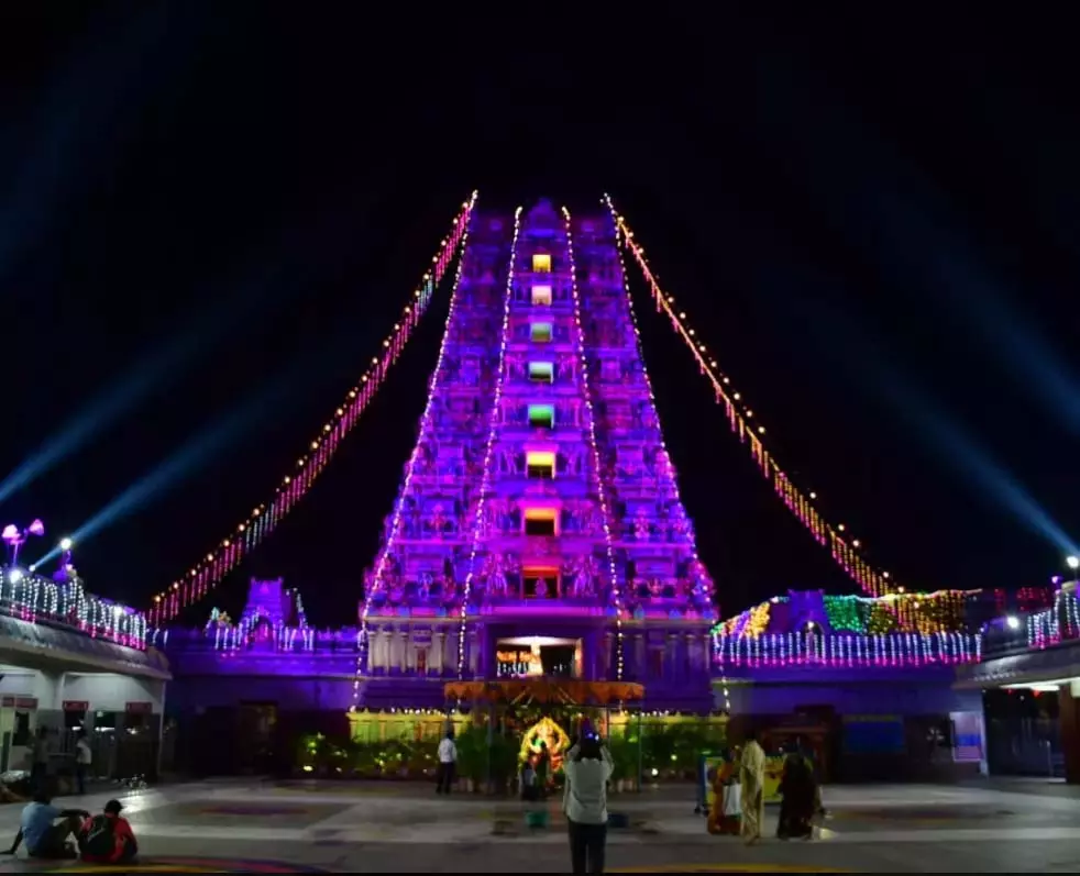 Andhra: वरलक्ष्मी व्रत के लिए दुर्गा मंदिर में भक्तों की भीड़ उमड़ पड़ी Andhra: वरलक्ष्मी व्रत के लिए दुर्गा मंदिर में भक्तों की भीड़ उमड़ पड़ी