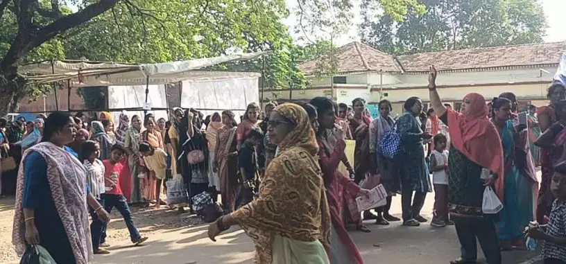 रायपुर जेल में कैदी भाइयों को बहनों ने बांधी राखी रायपुर जेल में कैदी भाइयों को बहनों ने बांधी राखी