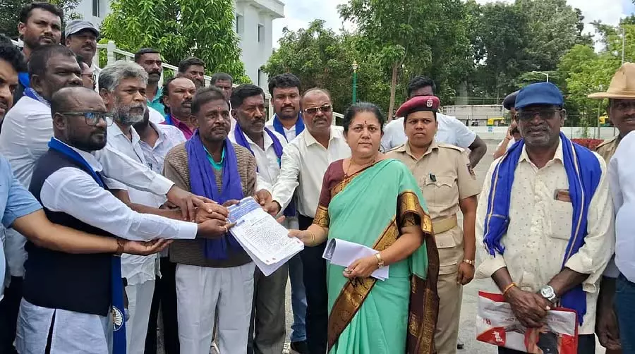 Karnataka : अनुसूचित जाति को अन्य प्रयोजनों के लिए अनुदान दिए जाने पर आक्रोश Karnataka : अनुसूचित जाति को अन्य प्रयोजनों के लिए अनुदान दिए जाने पर आक्रोश