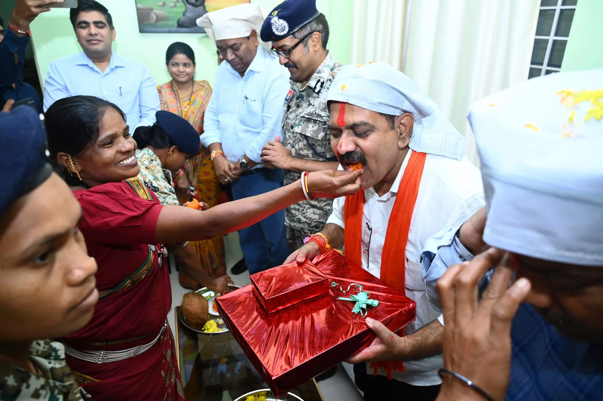 महिला कमांडो और सरेंडर नक्सलियों ने गृहमंत्री विजय शर्मा को बांधी राखी महिला कमांडो और सरेंडर नक्सलियों ने गृहमंत्री विजय शर्मा को बांधी राखी