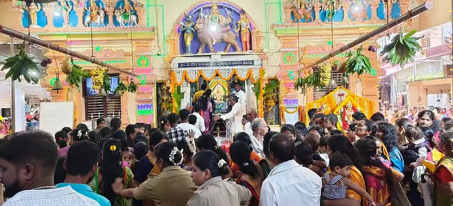 10 हजार महिलाओं ने अल्वेकोडि दुर्गापरमेश्वरी को उदी समर्पित की 10 हजार महिलाओं ने अल्वेकोडि दुर्गापरमेश्वरी को उदी समर्पित की