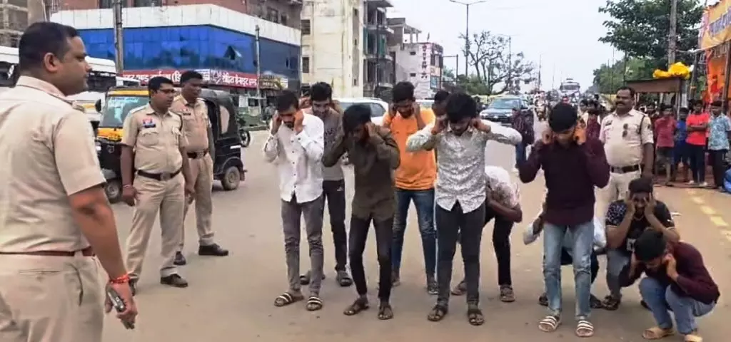 बर्थडे पार्टी किया सड़क में, 10 लड़के गिरफ्तार बर्थडे पार्टी किया सड़क में, 10 लड़के गिरफ्तार