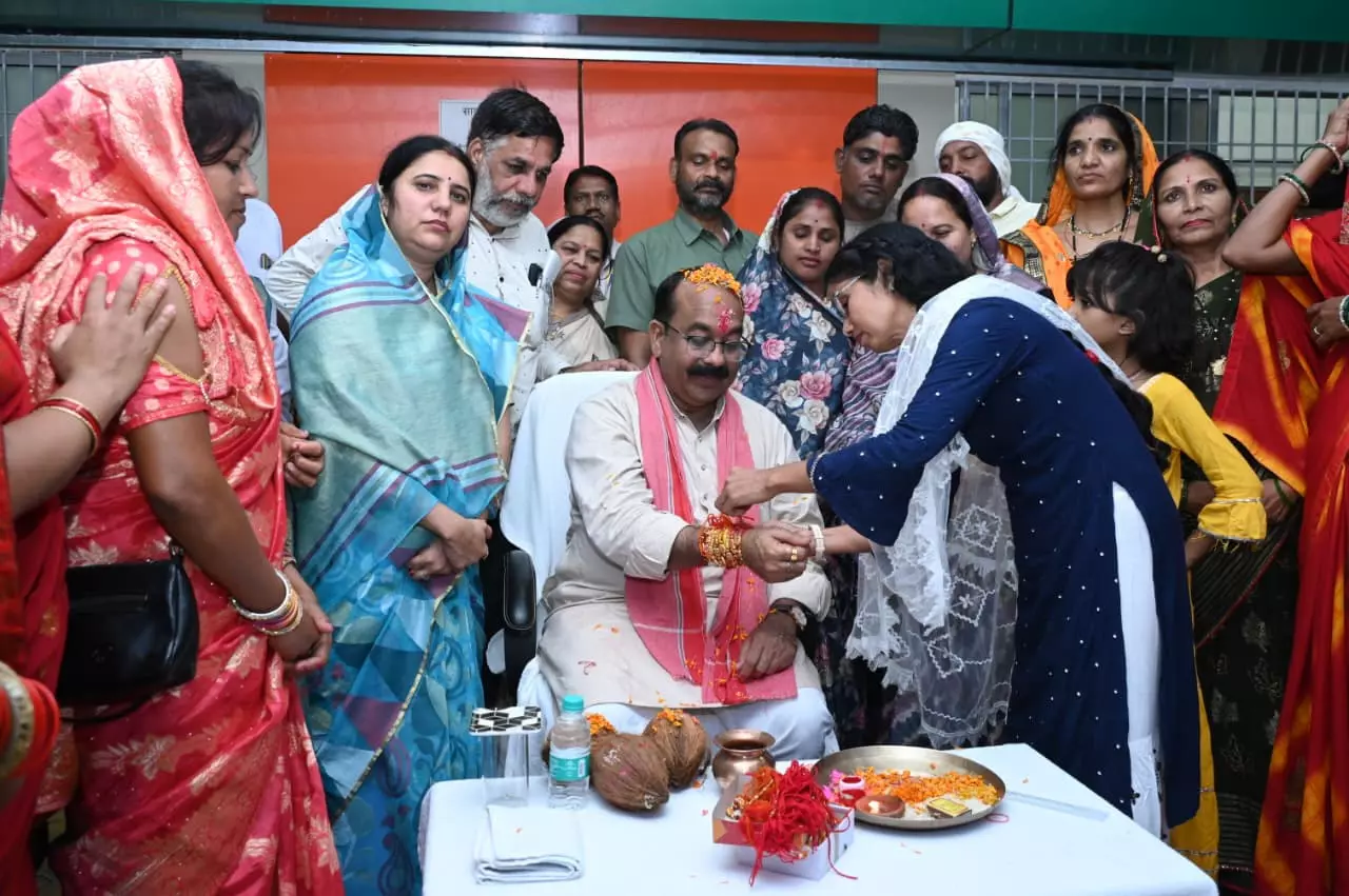 बीजेपी नेत्रियों ने लोरमी में डिप्टी सीएम अरुण साव को बांधी राखी बीजेपी नेत्रियों ने लोरमी में डिप्टी सीएम अरुण साव को बांधी राखी