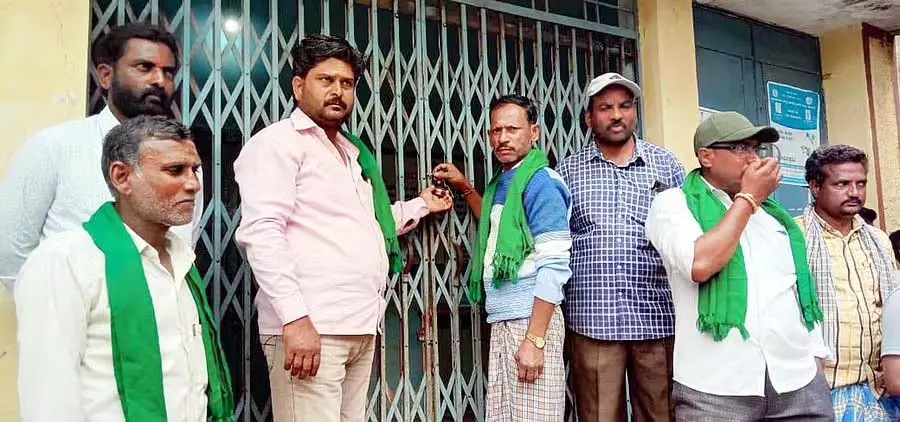 Savanur : पशु चिकित्सालय पर तालाबंदी के विरोध में प्रदर्शन Savanur : पशु चिकित्सालय पर तालाबंदी के विरोध में प्रदर्शन